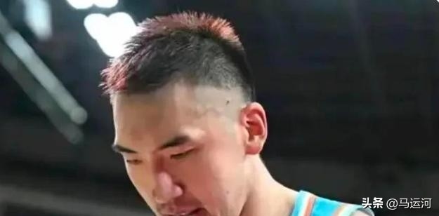 篮球规则犯规与违例详解_篮球每节犯规规则是什么_篮球规则有什么是犯规的行为