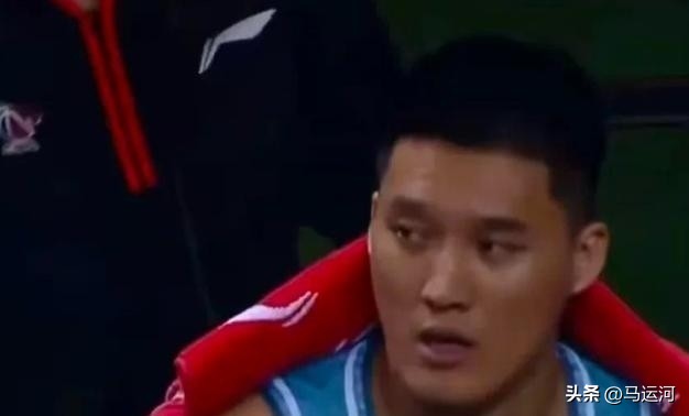 篮球规则犯规与违例详解_篮球规则有什么是犯规的行为_篮球每节犯规规则是什么