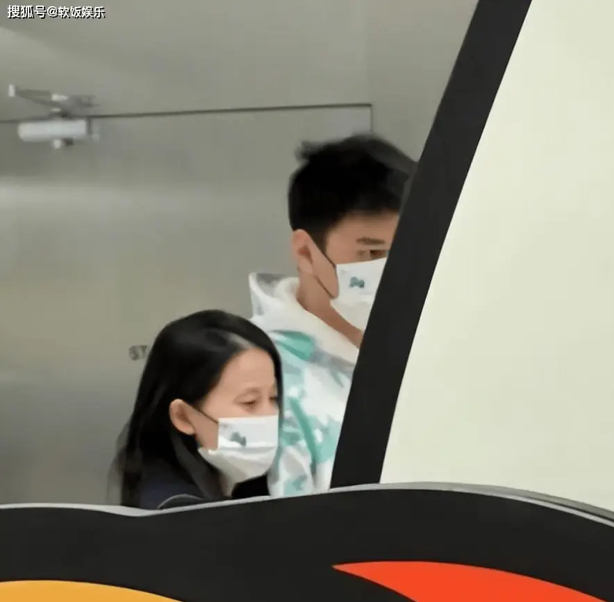 王子文吴永恩官宣恋情_游泳世界冠军官宣恋情了吗_丁汇宇恐怖游泳官里游泳图片