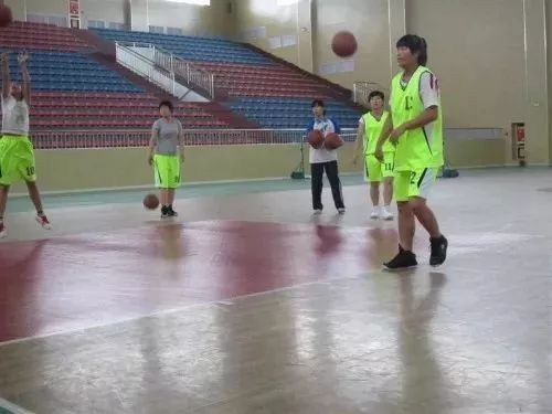 大城冠军篮球训练营_成年篮球训练营_大学城篮球培训