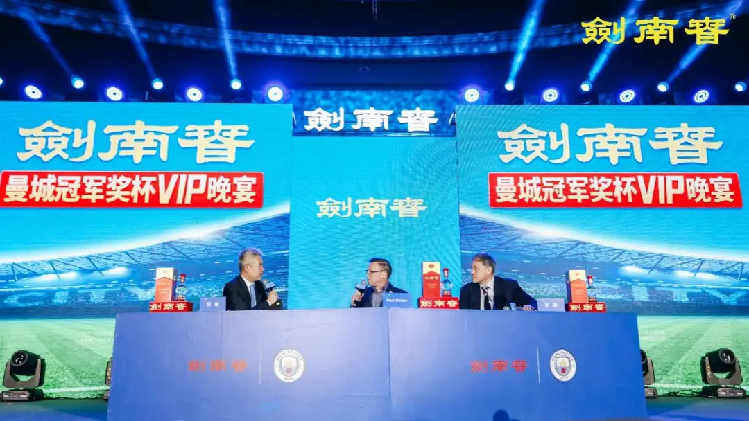足球冠军奖杯_足球冠军奖杯叫什么_足球冠军奖杯图片