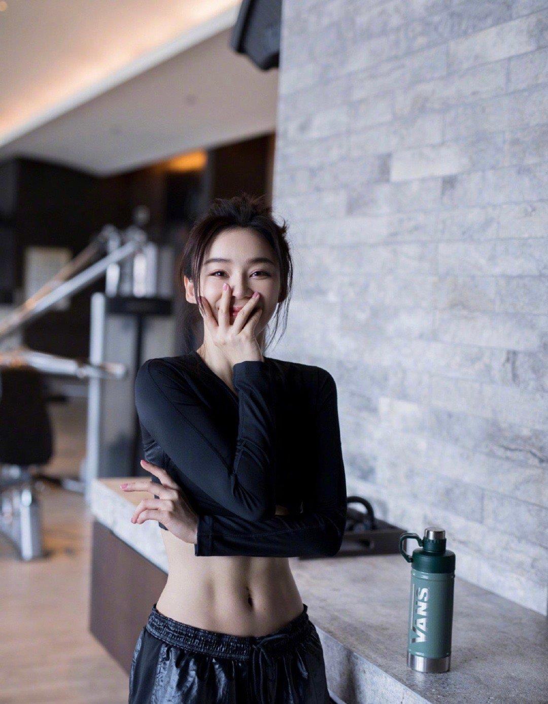 赵丽颖在健身_赵丽颖健身房锻炼图片_赵丽颖健身视频
