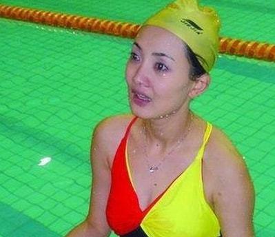张国立游泳冠军视频_游泳游泳教学视频_游泳女冠军表情视频